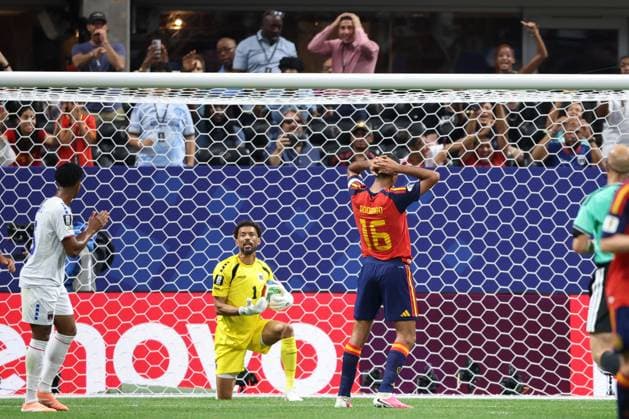 Spain v Cabo Verde: Group H - FIFA World Cup, WM, Weltmeisterschaft, Fussball 2026 Vozinha of Cape Verde denies Rodri of Spain during the FIFA World Cup Group H match between Spain and Cape Verde at the Mercedes-Benz Stadium in Atlanta, United States, on June 15, 2026. Atlanta Georgia United States  Copyright: xMIxNewsx originalFilename:fletcher-spainvsc260615_npwhM.jpg