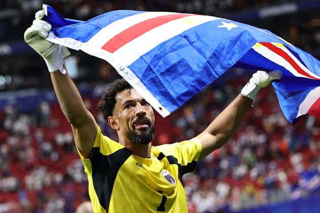 FIFA World Cup, WM, Weltmeisterschaft, Fussball 2026 - Group H - Spain vs Cabo Verde Goalkeeper Vozinha of Cape Verde waves the national flag of Cape Verde after the FIFA World Cup 2026 group stage match Spain vs Cabo Verde, in Atlanta, USA, 15 June 2026. ATLANTA United States  Copyright: xRONALDxWITTEKx