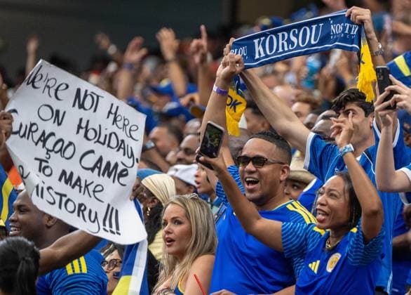 Fußball, Herren, FIFA World Cup, WM, Weltmeisterschaft, Fussball 2026 in Mexiko, Kanada und USA, Spiel in Houston (Gruppe E, 1. Spieltag), Deutschland - Curacao (7:1), Fans von Curacao, Jubel nach Tor zum 1:1, We are not here on Holyday, Curaco came to make history, 14.06. 2026, *** Soccer, Mens, 2026 FIFA World Cup in Mexico, Canada, and the U.S., Group E match in Houston, Matchday 1, Germany vs. Curaçao 7–1, Curaçao fans, cheering after the 1–1 goal, We’re not here on vacation, Curaçao came to make history, June 14, 2026,,detected_source_language Copyright: xMatthiasxKochx