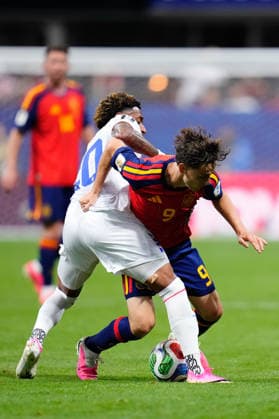 Spain v Cabo Verde: Group H - FIFA World Cup, WM, Weltmeisterschaft, Fussball 2026 Pablo Martin Gavi of Spain and Ryan Mendes of Cabo Verde compete for the ball during the FIFA World Cup 2026 Group H match between Spain and Cabo Verde at Atlanta Stadium on June 15, 2026 in Atlanta, United States. Atlanta GA United States  Copyright: xJosexBretonx originalFilename:bretonhernandez-spainvca260615_npRSQ.jpg