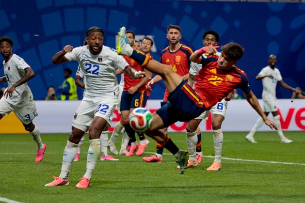 Spain s Pau Cubarsi (R) in action against Cape Verde s Steven Moreira (L) during the 2026 FIFA World Cup, WM, Weltmeisterschaft, Fussball group H soccer match between Spain and Cape Verde at Mercedes-Benz Stadium, in Atlanta, Georgia, United States, 15 June 2026. FIFA World Cup 2026 - Group H - Spain vs. Cape Verde !ACHTUNG: NUR REDAKTIONELLE NUTZUNG!  Copyright: xLavandeiraxJrx GRAF8948 20260615-55020605222_1