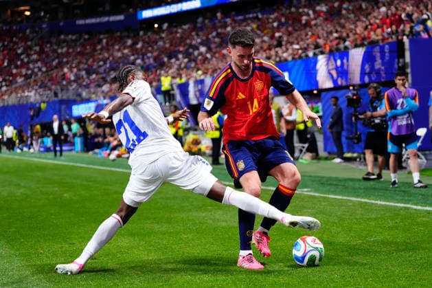 Spain v Cabo Verde: Group H - FIFA World Cup, WM, Weltmeisterschaft, Fussball 2026 Aymeric Laporte of Spain and Nuno Da Costa of Cabo Verde compete for the ball during the FIFA World Cup 2026 Group H match between Spain and Cabo Verde at Atlanta Stadium on June 15, 2026 in Atlanta, United States. Atlanta GA United States  Copyright: xJosexBretonx originalFilename:bretonhernandez-spainvca260615_npwSF.jpg