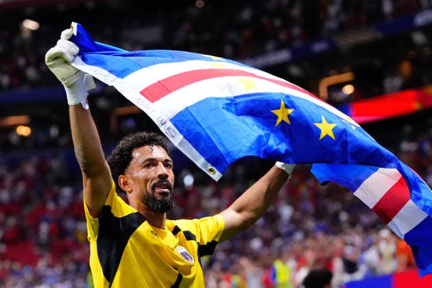 Spain v Cabo Verde: Group H - FIFA World Cup, WM, Weltmeisterschaft, Fussball 2026 Vozinha of Cabo Verde celebrates with the flag of Cabo Verde during the FIFA World Cup 2026 Group H match between Spain and Cabo Verde at Atlanta Stadium on June 15, 2026 in Atlanta, United States. Atlanta GA United States  Copyright: xJosexBretonx originalFilename:bretonhernandez-spainvca260615_npFkT.jpg