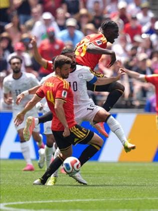 Belgium v Egypt - FIFA World Cup, WM, Weltmeisterschaft, Fussball 2026 - Group G SEATTLE, UNITED STATES - JUNE 15: Mohamed Salah (10) of Egypt in action against Brandon Mechele (4) of Belgium during the 2026 FIFA World Cup First Stage Group G match between Belgium and Egypt at Lumen Field (Seattle Stadium) in Seattle, Washington, United States on June 15, 2026. Ercin Erturk Anadolu Washington United States. Editorial use only. Please get in touch for any other usage.  Copyright: x2026xAnadoluxErcinxErturkx