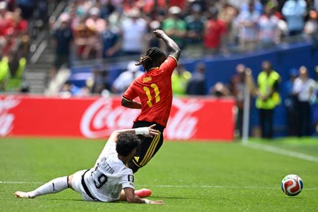 Belgium vs Egypt - 2026 FIFA World Cup, WM, Weltmeisterschaft, Fussball SEATTLE, USA - JUNE 15 : Doku Jeremy forward of Belgium and Attia Marwan midfielder of Egypt battle for the ball during the FIFA World Cup 2026 Group G match between Belgium and Egypt at the Lumen Field stadium on June 15, 2026 in Seattle, USA, 15 06 2026 Seattle United States of America  Copyright: xNicoxVereeckenx