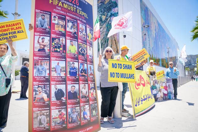 USA: Fussball FIFA World Cup, WM, Weltmeisterschaft, Exil-Iraner demonstrieren vor dem SoFi Stadium vor einem Spiel der FIFA-Weltmeisterschaft 2026 gegen die Islamische Republik Iran. Die Aktivisten erinnern an getötete und verfolgte Sportler und fordern den Ausschluss des iranischen Fußballverbandes. Die Proteste stehen im Zusammenhang mit der Bewegung Woman, Life, Freedom. *** USA Soccer 2026 FIFA World Cup Iranian exiles demonstrate outside SoFi Stadium ahead of a 2026 FIFA World Cup match against the Islamic Republic of Iran. The activists are commemorating athletes who have been killed or persecuted and are calling for the exclusion of the Iranian Football FederationThe protests are linked to the Woman, Life, Freedom movement,detected_source_language Copyright: xJOERANxSTEINSIEKx