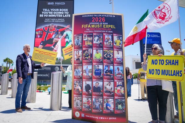 USA: Fussball FIFA World Cup, WM, Weltmeisterschaft, Exil-Iraner demonstrieren vor dem SoFi Stadium vor einem Spiel der FIFA-Weltmeisterschaft 2026 gegen die Islamische Republik Iran. Die Aktivisten erinnern an getötete und verfolgte Sportler und fordern den Ausschluss des iranischen Fußballverbandes. Die Proteste stehen im Zusammenhang mit der Bewegung Woman, Life, Freedom. *** USA Soccer 2026 FIFA World Cup Iranian exiles demonstrate outside SoFi Stadium ahead of a 2026 FIFA World Cup match against the Islamic Republic of Iran. The activists are commemorating athletes who have been killed or persecuted and are calling for the exclusion of the Iranian Football FederationThe protests are linked to the Woman, Life, Freedom movement,detected_source_language Copyright: xJOERANxSTEINSIEKx