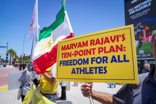 USA: Fussball FIFA World Cup, WM, Weltmeisterschaft, Exil-Iraner demonstrieren vor dem SoFi Stadium vor einem Spiel der FIFA-Weltmeisterschaft 2026 gegen die Islamische Republik Iran. Die Aktivisten erinnern an getötete und verfolgte Sportler und fordern den Ausschluss des iranischen Fußballverbandes. Die Proteste stehen im Zusammenhang mit der Bewegung Woman, Life, Freedom. *** USA Soccer 2026 FIFA World Cup Iranian exiles demonstrate outside SoFi Stadium ahead of a 2026 FIFA World Cup match against the Islamic Republic of Iran. The activists are commemorating athletes who have been killed or persecuted and are calling for the exclusion of the Iranian Football FederationThe protests are linked to the Woman, Life, Freedom movement,detected_source_language Copyright: xJOERANxSTEINSIEKx