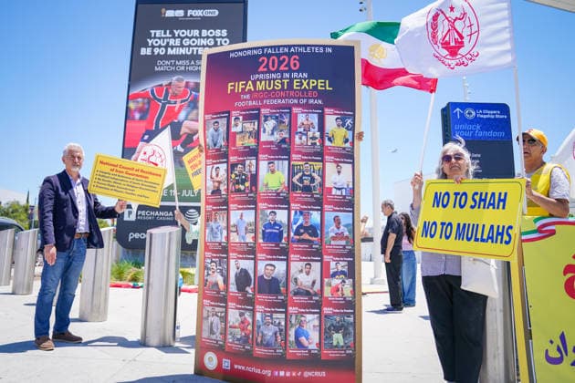USA: Fussball FIFA World Cup, WM, Weltmeisterschaft, Exil-Iraner demonstrieren vor dem SoFi Stadium vor einem Spiel der FIFA-Weltmeisterschaft 2026 gegen die Islamische Republik Iran. Die Aktivisten erinnern an getötete und verfolgte Sportler und fordern den Ausschluss des iranischen Fußballverbandes. Die Proteste stehen im Zusammenhang mit der Bewegung Woman, Life, Freedom. *** USA Soccer 2026 FIFA World Cup Iranian exiles demonstrate outside SoFi Stadium ahead of a 2026 FIFA World Cup match against the Islamic Republic of Iran. The activists are commemorating athletes who have been killed or persecuted and are calling for the exclusion of the Iranian Football FederationThe protests are linked to the Woman, Life, Freedom movement,detected_source_language Copyright: xJOERANxSTEINSIEKx