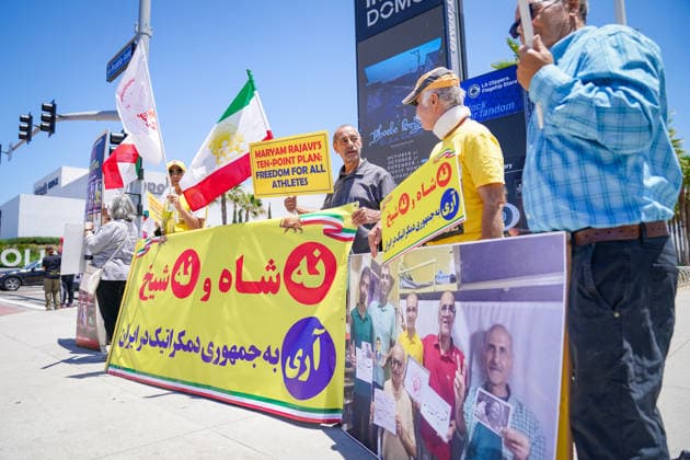 USA: Fussball FIFA World Cup, WM, Weltmeisterschaft, Exil-Iraner demonstrieren vor dem SoFi Stadium vor einem Spiel der FIFA-Weltmeisterschaft 2026 gegen die Islamische Republik Iran. Die Aktivisten erinnern an getötete und verfolgte Sportler und fordern den Ausschluss des iranischen Fußballverbandes. Die Proteste stehen im Zusammenhang mit der Bewegung Woman, Life, Freedom. *** USA Soccer 2026 FIFA World Cup Iranian exiles demonstrate outside SoFi Stadium ahead of a 2026 FIFA World Cup match against the Islamic Republic of Iran. The activists are commemorating athletes who have been killed or persecuted and are calling for the exclusion of the Iranian Football FederationThe protests are linked to the Woman, Life, Freedom movement,detected_source_language Copyright: xJOERANxSTEINSIEKx