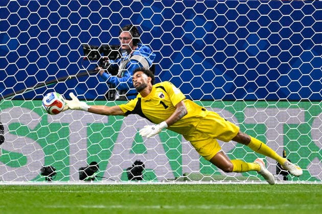 ATLANTA, GA - JUNE 15: Vozinha 1 of Cape Verde makes a save during the FIFA World Cup, WM, Weltmeisterschaft, Fussball 2026 Group H match between Spain and Cape Verde on June 15th, 2026 at Atlanta Stadium in Atlanta, GA. (Photo by Rich von Biberstein Icon Sportswire) SOCCER: JUN 15 FIFA World Cup 26 Group H - Spain vs Cabo Verde EDITORIAL USE ONLY Icon260615026