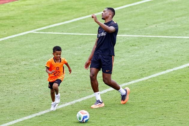 DALLAS, 15-06-2026, Southern Methodist University, World Cup 2026, Netherlands training following yesterday™s match against Japan. Picture shows Denzell Dumfries with son Netherlands training in Dallas  x204387830x Copyright: