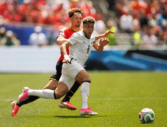 SEATTLE, WASHINGTON - JUNE 15: Thomas Meunier of Belgium battles for the ball with Emam Ashour of Egypt during the FIFA World Cup, WM, Weltmeisterschaft, Fussball 2026 Group G match between Belgium and Egypt at Seattle Stadium on June 15, 2026 in Seattle, Washington.  Copyright: xMBxMediax