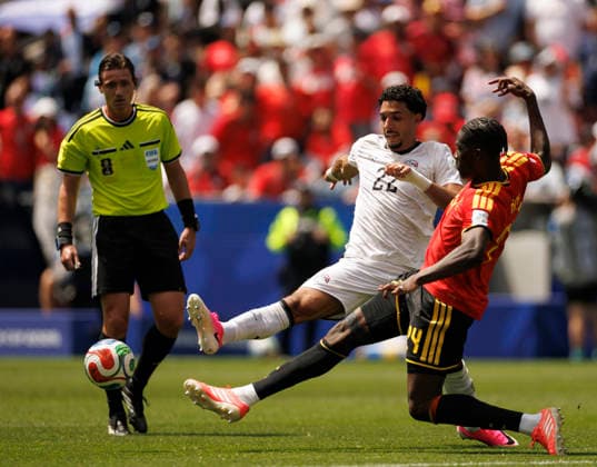 SEATTLE, WASHINGTON - JUNE 15: Amadou Onana of Belgium battles for the ball with Omar Marmoush of Egypt during the FIFA World Cup, WM, Weltmeisterschaft, Fussball 2026 Group G match between Belgium and Egypt at Seattle Stadium on June 15, 2026 in Seattle, Washington.  Copyright: xMBxMediax