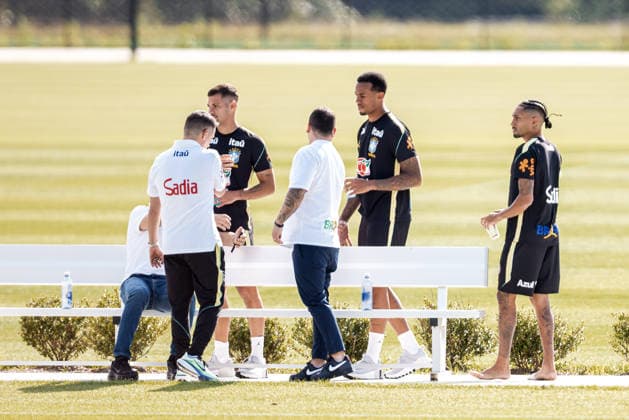 Treino da Seleção Brasileira NOVA JERSEY, NJ - 15.06.2026: TREINO DA SELEcaO BRASILEIRA - Raphinha attends training barefoot and does not participate in activities during the Brazilian national team, Nationalteam 39;s training session at the New York Red Bulls training center in Morristown, New Jersey, United States. The Brazilian national team faces Haiti on Friday in the second round of Group C of the 2026 FIFA World Cup, WM, Weltmeisterschaft, Fussball (Photo: Marcelo Machado de Melo Fotoarena) x2962950x  MarceloxMachadoxdexMelo