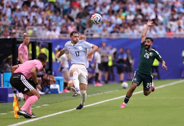FIFA World Cup, WM, Weltmeisterschaft, Fussball 2026 - Group H - Saudi Arabia vs Uruguay Uruguay defender Matias Vina (L) in action against Saudi Arabia midfielder Mohammed Abu Al Shamat during the FIFA World Cup 2026 group stage match Saudi Arabia against Uruguay, in Miami, Florida, USA, 15 June 2026. MIAMI United States  Copyright: xCRISTOBALxHERRERA-ULASHKEVICHx