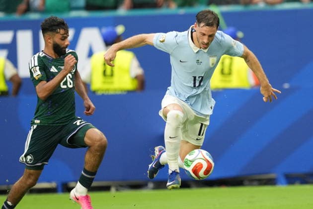 Saudi Arabia v Uruguay - FIFA World Cup, WM, Weltmeisterschaft, Fussball 2026 - Group H FLORIDA, USA - JUNE 15: Matías Vina (17) of Uruguay in action againstMohammed Abu Al-Shamat (26) of Saudi Arabia during the 2026 FIFA World Cup First Stage Group H match between Saudi Arabia and Uruguay at Hard Rock Stadium (Miami Stadium) in Miami Gardens, Florida, United States on June 15, 2026. Evrim Aydin Anadolu Florida United States. Editorial use only. Please get in touch for any other usage.  Copyright: x2026xAnadoluxEvrimxAydinx