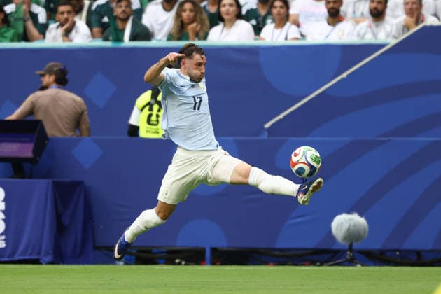 MIAMI GARDENS, FL - JUNE 15: Uruguay defender Matias Vina (17) collects a pas sin the first half during the FIFA World Cup, WM, Weltmeisterschaft, Fussball 2026 Group H match between Saudi Arabia and Uruguay on Monday, June 16, 2026 at Miami Stadium in Miami Gardens, FL (Photo by Peter Joneleit Icon Sportswire) SOCCER: JUN 15 FIFA World Cup 26 Group H - Saudi Arabia vs Uruguay EDITORIAL USE ONLY Icon260615010