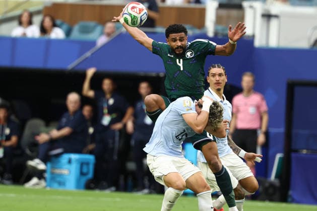 MIAMI GARDENS, FL - JUNE 15: Saudi Arabia defender Abdulelah al-Amri (4) tries to prevent a pass but comes down on Uruguay midfielder Juan Manuel Sanabria (25) in the first half during the FIFA World Cup, WM, Weltmeisterschaft, Fussball 2026 Group H match between Saudi Arabia and Uruguay on Monday, June 16, 2026 at Miami Stadium in Miami Gardens, FL (Photo by Peter Joneleit Icon Sportswire) SOCCER: JUN 15 FIFA World Cup 26 Group H - Saudi Arabia vs Uruguay EDITORIAL USE ONLY Icon260615021