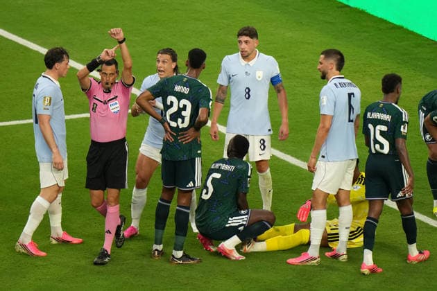 Agustin Canobbio (3-L) of Uruguay reacts next to Italian referee Maurizio Mariani during the FIFA World Cup, WM, Weltmeisterschaft, Fussball 2026 group stage H soccer match between Saudi Arabia and Uruguay at Hard Rock Stadium in Miami, USA, 15 June 2026. FIFA World Cup 2026 - Group H - Saudi Arabia vs Uruguay !ACHTUNG: NUR REDAKTIONELLE NUTZUNG!  Copyright: xALBERTOxBOALx GR2105 20260615-55020606720_1