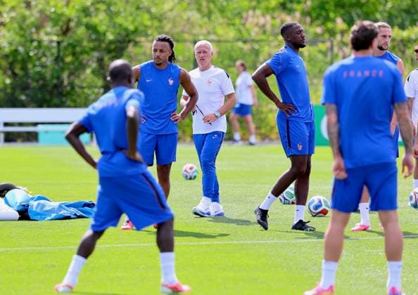French Soccer Team at Practice Session - New Jersey French coach Didier Deschamps with players participe during a training session for the 2026 World Cup ahead of France-Senegal in New Jersey on June 15, 2026. Photo by Charles Guerin ABACAPRESS.COM Morristown NJ  Copyright: xGuerinxCharles ABACAx