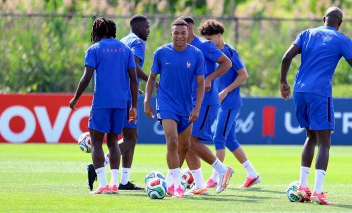 French Soccer Team at Practice Session - New Jersey French player Kylian Mbappe participes during a training session for the 2026 World Cup ahead of France-Senegal in New Jersey on June 15, 2026. Photo by Charles Guerin ABACAPRESS.COM Morristown NJ  Copyright: xGuerinxCharles ABACAx