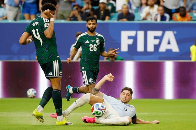 Abdulelah Alamri (L) of Saudi Arabia vies for the ball with Federico Valverde of Uruguay during a Group H match at the 2026 FIFA World Cup, WM, Weltmeisterschaft, Fussball between Saudi Arabia and Uruguay at Hard Rock stadium in Miami, United States, 15 June 2026. FIFA World Cup 2026 - Group H - Saudi Arabia - Uruguay !ACHTUNG: NUR REDAKTIONELLE NUTZUNG!  Copyright: xAlbertoxEstevezx GR2096 20260615-55020606777_1