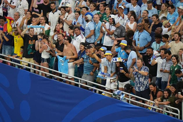 Fans of Uruguay reacts during the FIFA World Cup, WM, Weltmeisterschaft, Fussball 2026 group stage H soccer match between Saudi Arabia and Uruguay at Hard Rock Stadium in Miami, USA, 15 June 2026. FIFA World Cup 2026 - Group H - Saudi Arabia vs Uruguay !ACHTUNG: NUR REDAKTIONELLE NUTZUNG!  Copyright: xALBERTOxBOALx GR2136 20260616-55020606833_1