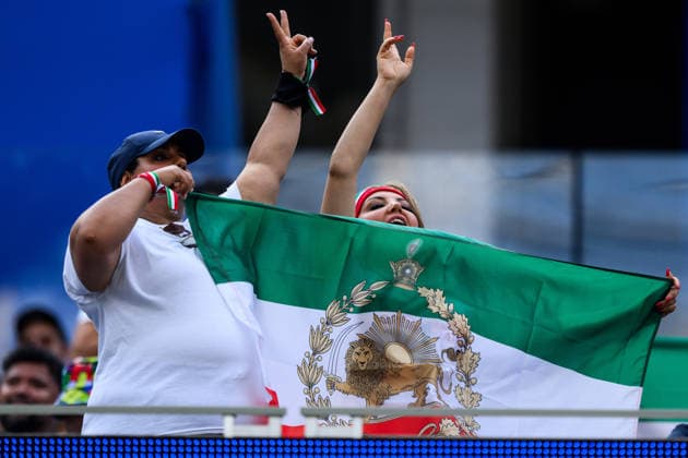 260615 Fans of Iran with the flag of Iran before the Islamic Revolution in 1979 during the FIFA World Cup, WM, Weltmeisterschaft, Fussball 2026 football match between Iran and New Zealand on June 15, 2026 in Los Angeles. Photo: Joel Marklund BILDBYRAN kod JM JM0824 bbeng fotboll football soccer fotball vm fotbolls-vm fotball-vm fotbolls-vm 2026 fifa world cup 2026 iran nya zeeland new zealand publik *** June 15, 2026  Copyright: JOELxMARKLUND BB260615JM015