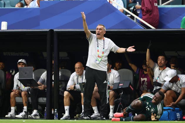 MIAMI GARDENS, FL - JUNE 15: Uruguay manager Marcelo Bielsa yells at officials in the first half during the FIFA World Cup, WM, Weltmeisterschaft, Fussball 2026 Group H match between Saudi Arabia and Uruguay on Monday, June 16, 2026 at Miami Stadium in Miami Gardens, FL (Photo by Peter Joneleit Icon Sportswire) SOCCER: JUN 15 FIFA World Cup 26 Group H - Saudi Arabia vs Uruguay EDITORIAL USE ONLY Icon260615048
