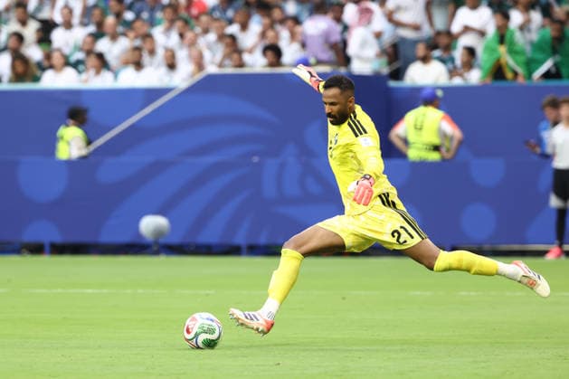 MIAMI GARDENS, FL - JUNE 15: Saudi Arabia goalkeeper Mohammed al-Owais (21) sends the ball forward in the first half during the FIFA World Cup, WM, Weltmeisterschaft, Fussball 2026 Group H match between Saudi Arabia and Uruguay on Monday, June 16, 2026 at Miami Stadium in Miami Gardens, FL (Photo by Peter Joneleit Icon Sportswire) SOCCER: JUN 15 FIFA World Cup 26 Group H - Saudi Arabia vs Uruguay EDITORIAL USE ONLY Icon260615049