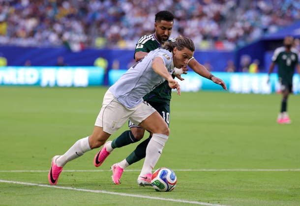 FIFA World Cup, WM, Weltmeisterschaft, Fussball 2026 - Group H - Saudi Arabia vs Uruguay Uruguay forward Agustin Canobbio (L) in action against Saudi Arabia midfielder Salem Al Dawsari during the FIFA World Cup 2026 group stage match Saudi Arabia against Uruguay, in Miami, Florida, USA, 15 June 2026. MIAMI United States  Copyright: xCRISTOBALxHERRERA-ULASHKEVICHx