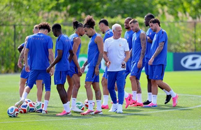 French Soccer Team at Practice Session - New Jersey French coach Didier Deschamps with players participe during a training session for the 2026 World Cup ahead of France-Senegal in New Jersey on June 15, 2026. Photo by Charles Guerin ABACAPRESS.COM Morristown NJ  Copyright: xGuerinxCharles ABACAx