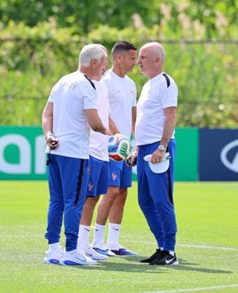 French Soccer Team at Practice Session - New Jersey French coach Didier Deschamps with his staff participe during a training session for the 2026 World Cup ahead of France-Senegal in New Jersey on June 15, 2026. Photo by Charles Guerin ABACAPRESS.COM Morristown NJ  Copyright: xGuerinxCharles ABACAx