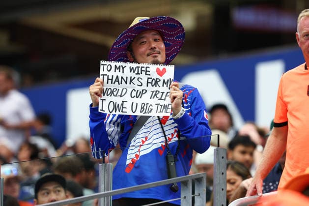 ARLINGTON, TX - JUNE 14: A Japan fan shows a note to his wife during the FIFA World Cup, WM, Weltmeisterschaft, Fussball 2026 Group F match between Netherlands and Japan on June 14, 2026 at Dallas Stadium in Arlington, TX. (Photo by Matthew Visinsky Icon Sportswire) SOCCER: JUN 14 FIFA World Cup 26 Group F - Netherlands v Japan EDITORIAL USE ONLY Icon260614116