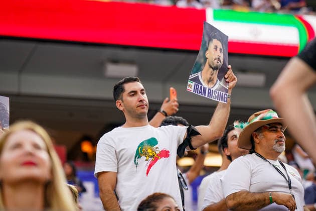 USA Soccer 2026 FIFA World Cup Group Stage Group G Iran vs. New Zealand SoFi Stadium, Inglewood, Los Angeles County, California An Iranian fan watches the World Cup match from the stands and holds aloft a portrait photo of a soccer player with the inscription Iran Rising. The image reflects support for the Iranian opposition, the protest movement, and the political identity of Iranians in exile. The historic lion and sun symbolism is seen as a sign of resistance against the Islamic Republic,detected_source_language Copyright: xJOERANxSTEINSIEKx
