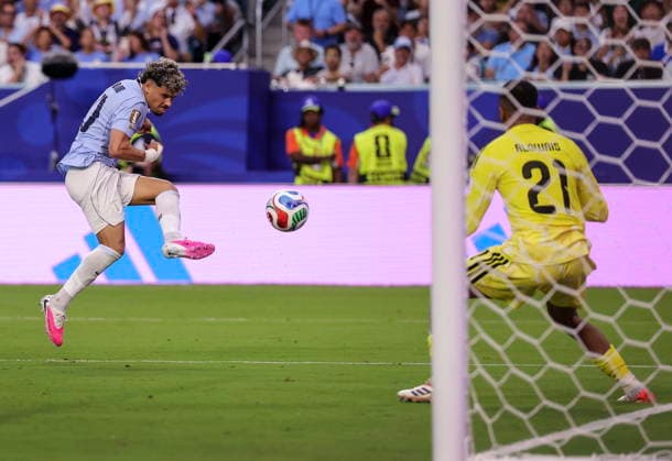 FIFA World Cup, WM, Weltmeisterschaft, Fussball 2026 - Group H - Saudi Arabia vs Uruguay epaselect Uruguay defender Maximiliano Araujo (L) scores a goal against Saudi Arabia goalkeeper Mohammed Al Owais during the FIFA World Cup 2026 group stage match Saudi Arabia against Uruguay, in Miami, Florida, USA, 15 June 2026. MIAMI United States  Copyright: xCRISTOBALxHERRERA-ULASHKEVICHx