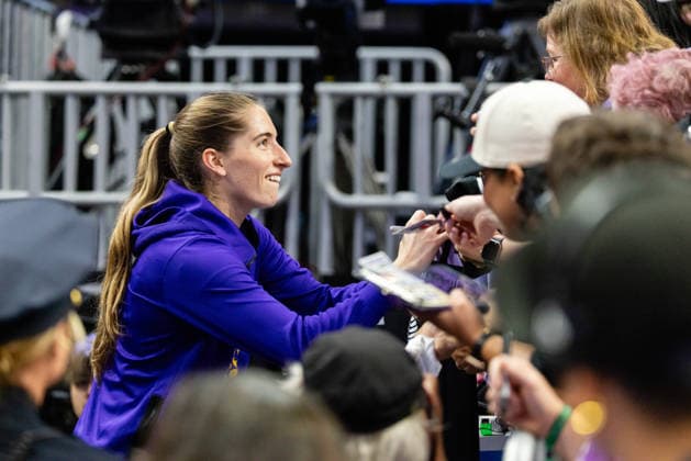 SAN FRANCISCO, CA - JUNE 15: Kate Martin 21 of the Los Angeles Sparks signs autographs before a WNBA, Basketball Damen, USA Commissioner™s Cup game against the Golden State Valkyries on June 15, 2026 at Chase Center in San Francisco, CA. (Photo by Matthew Huang Icon Sportswire) WNBA: JUN 15 Los Angeles Sparks at Golden State Valkyries EDITORIAL USE ONLY Icon260615003