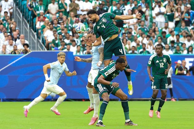 MIAMI GARDENS, FL - JUNE 15: Abdulelah al-Amri 4 of Saudi Arabia and Darwin Nunez 9 of Uruguay battle for the ball during a FIFA World Cup, WM, Weltmeisterschaft, Fussball 2026 Group H match between Saudi Arabia and Uruguay on June 15, 2026 at Miami Stadium, in Miami Gardens, Fla.(Photo by Chris Arjoon Icon Sportswire) SOCCER: JUN 15 FIFA World Cup 26 Group H - Saudi Arabia vs Uruguay EDITORIAL USE ONLY Icon26061500100005