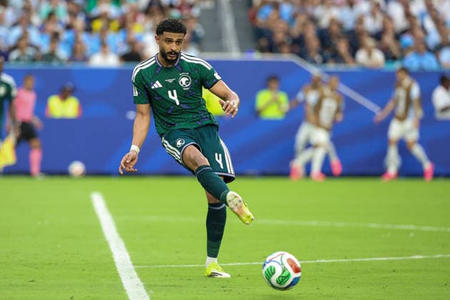 MIAMI GARDENS, FL - JUNE 15: Abdulelah al-Amri 4 of Saudi Arabia passes a ball during a FIFA World Cup, WM, Weltmeisterschaft, Fussball 2026 Group H match between Saudi Arabia and Uruguay on June 15, 2026 at Miami Stadium, in Miami Gardens, Fla.(Photo by Chris Arjoon Icon Sportswire) SOCCER: JUN 15 FIFA World Cup 26 Group H - Saudi Arabia vs Uruguay EDITORIAL USE ONLY Icon26061500100026