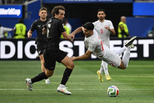 June 15, 2026: New Zealand midfielder Joe Bell (6) and New Zealand forward Kosta Barbarouses (17) fight for the ball in their match during the 2026 FIFA World Cup, WM, Weltmeisterschaft, Fussball in Los Angeles, California. Cal Media Los Angeles USA - ZUMAc04_ 20260615_zma_c04_035 Copyright: xBrentxClarkx