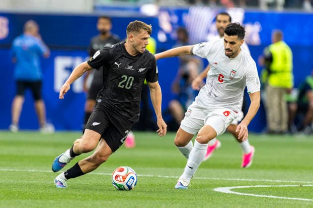 June 15, 2026, Los Angeles, California, USA: New Zealand Callum McCowatt (20) and IR Iran Alireza Jahanbakhsh (7) vie for the ball during the FIFA World Cup, WM, Weltmeisterschaft, Fussball Group G soccer match at SoFi Stadium in Inglewood, Calif., Monday, June 15, 2026. World Cup 2026: IR Iran Vs New Zealand  - ZUMAc68_ 20000101_zaf_c68_092 Copyright: xRingoxChiux