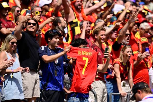 Belgium vs Egypt - 2026 FIFA World Cup, WM, Weltmeisterschaft, Fussball SEATTLE, USA - JUNE 15 : fan showing a jersey of De Bruyne Kevin forward of Belgium during the FIFA World Cup 2026 Group G match between Belgium and Egypt at the Lumen Field stadium on June 15, 2026 in Seattle, USA, 15 06 2026 Seattle United States of America  Copyright: xJanxDexMeuleneirx