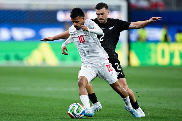Mehdi Ghayedi of IR Iran (L) controls the ball under pressure from Tim Payne of New Zealand (R) during a FIFA Men’s World Cup 2026 Group Stage football match between Iran and New Zealand at Los Angeles Stadium, in Inglewood on June 15th 2026 (Photo by Nayra Halm SPP)  Copyright: xNayraxHalm SPPx Sportspressphoto_SPR167603
