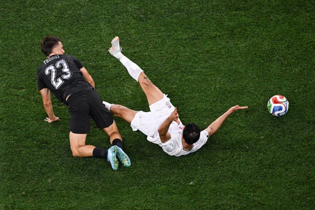 SOCCER IRAN NEW ZEALAND WORLD CUP, Ryan Thomas of New Zealand and Ali Alipour of IR Iran during the Group G match between Iran and New Zealand as part of the FIFA 2026 World Cup at SoFi Stadium in Inglewood, California, USA, Thursday, June 11, 2026. ( NO ARCHIVING, EDITORIAL USE ONLY, AUSTRALIA USE ONLY INGLEWOOD CALIFORNIA UNITED STATES  Copyright: xAndrewxCornagax 20260616159164322460