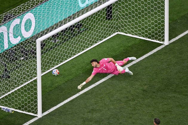 SOCCER IRAN NEW ZEALAND WORLD CUP, Goalkeeper Max Crocombe of New Zealand concedes a goal from Mohammad Mohebbi of IR Iran during the Group G match between Iran and New Zealand as part of the FIFA 2026 World Cup at SoFi Stadium in Inglewood, California, USA, Thursday, June 11, 2026. ( NO ARCHIVING, EDITORIAL USE ONLY, AUSTRALIA USE ONLY INGLEWOOD CALIFORNIA UNITED STATES  Copyright: xAndrewxCornagax 20260616180817849328