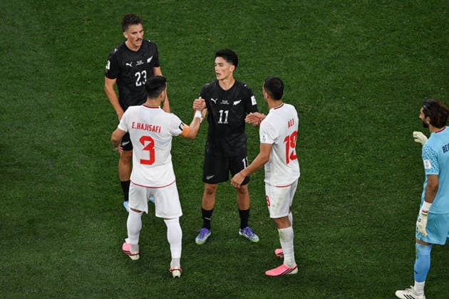SOCCER IRAN NEW ZEALAND WORLD CUP, Eli Just of New Zealand shakes hands with Ehsan Hajisafi of IR Iran and Ali Nemati of IR Iran following the Group G match between Iran and New Zealand as part of the FIFA 2026 World Cup at SoFi Stadium in Inglewood, California, USA, Thursday, June 11, 2026. ( NO ARCHIVING, EDITORIAL USE ONLY, AUSTRALIA USE ONLY INGLEWOOD CALIFORNIA UNITED STATES  Copyright: xAndrewxCornagax 20260616131849682331