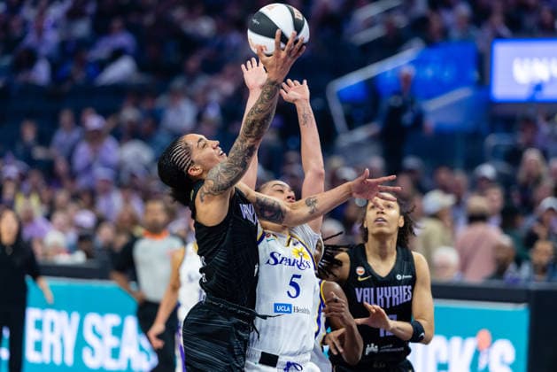 SAN FRANCISCO, CA - JUNE 15: Gabby Williams 1 of the Golden State Valkyries is fouled by Dearica Hamby 5 of the Los Angeles Sparks during a WNBA, Basketball Damen, USA Commissioner™s Cup game on June 15, 2026 at Chase Center in San Francisco, CA. (Photo by Matthew Huang Icon Sportswire) WNBA: JUN 15 Los Angeles Sparks at Golden State Valkyries EDITORIAL USE ONLY Icon260615007