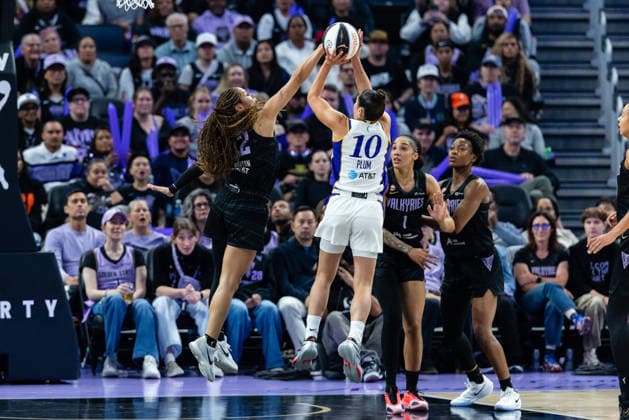 SAN FRANCISCO, CA - JUNE 15: Veronica Burton 22 of the Golden State Valkyries blocks a shot by Kelsey Plum 10 of the Los Angeles Sparks during a WNBA, Basketball Damen, USA Commissioner™s Cup game on June 15, 2026 at Chase Center in San Francisco, CA. (Photo by Matthew Huang Icon Sportswire) WNBA: JUN 15 Los Angeles Sparks at Golden State Valkyries EDITORIAL USE ONLY Icon260615015