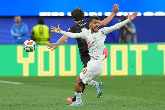 Mehdi Ghayedi (R) of Iran battles for the ball with Callan Elliott (L) of New Zealand during a Group G match of the 2026 FIFA World Cup, WM, Weltmeisterschaft, Fussball between Iran and New Zealand at SoFi Stadium in Los Angeles, USA, 15 June 2026. FIFA World Cup 2026 - Group G - Iran - New Zeland !ACHTUNG: NUR REDAKTIONELLE NUTZUNG!  Copyright: xOmarxAlonsox GR2232 20260616-55020607258_1